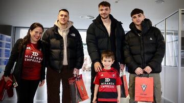 Izeta, Egiluz y Joel Roca en su visita al Hospital Santiago Apóstol.