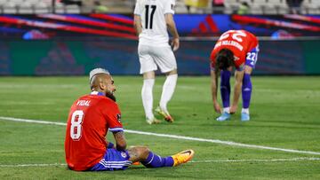AMDEP8568. SANTIAGO (CHILE), 29/03/2022.- Arturo Vidal de Chile se lamenta hoy, al final de un partido de las eliminatorias sudamericanas para el Mundial de Catar 2022 en el estadio San Carlos de Apoquindo en Santiago (Chile). EFE/Alberto Váldes POOL