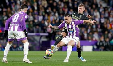 Kroos encima a Roque Mesa en el partido contra el Real Valladolid, en el que el alemán jugó como pivote.