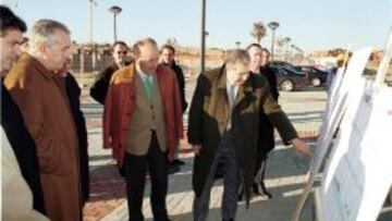 Bonifacio, con corbata verde, en 2000. delante del proyecto de la Ciudad de Fútbol de Las Rozas.