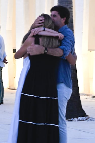 Carla Goyanes Lapique, hermana de Caritina, y Antonio Matos, marido de Caritina, se abrazan a su llegada al tanatorio de en San Pedro Alcántara.