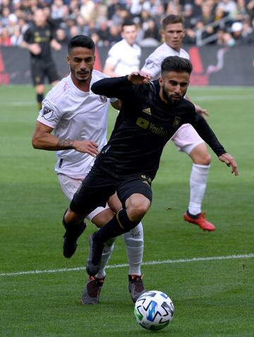 Defensor argentino de 26 años. Debutó en Independiente, donde estuvo entre 2014 y 2019 y ganó una Copa Sudamericana y una Copa Suruga Bank. Aunque en 2017 fue suspendido por dar positivo en un control antidopaje y no pudo jugar las finales de la Sudamericana.