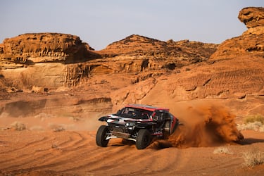 Cristina Gutiérrez y Pablo Moreno Huete del equipo The Dacia Sandriders en acción durante la cuarta etapa. 
 