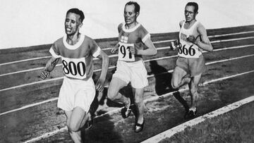 El finlandés Paavo Nurmi, en la segunda posición, en una prueba en pista.