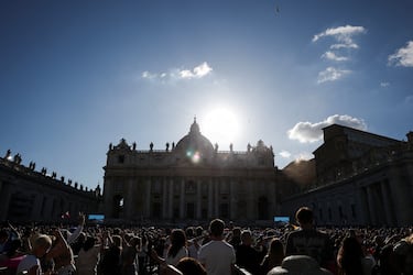 La gente congregada reacciona con alegría al humo blanco que sale de la chimenea de la Capilla Sixtina.