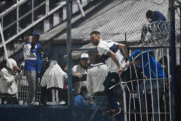 El partido se tuvo que detener a los nueve minutos de juego por graves incidentes tanto dentro como fuera del estadio. Hinchas del Lobo que quedaron afuera se enfrentaron con la policía, que reprimió de manera abrupta.  El humo de los gases lacrimógenos ingresó al estadio