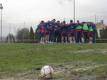 Minuto de silencio en el entrenamiento del Sporting de Gijón.