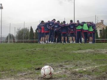 Minuto de silencio en el entrenamiento del Sporting de Gij車n.