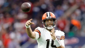 HOUSTON, TEXAS - JANUARY 13: Joe Flacco #15 of the Cleveland Browns throws during the first quarter in the AFC Wild Card Playoffs at NRG Stadium on January 13, 2024 in Houston, Texas. Carmen Mandato/Getty Images/AFP (Photo by Carmen Mandato / GETTY IMAGES NORTH AMERICA / Getty Images via AFP)