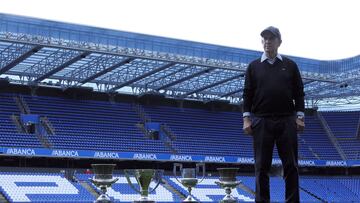 Irureta, que empezó su carrera en los banquillos en el Sestao, posando con los cuatro títulos que ganó con el Deportivo.