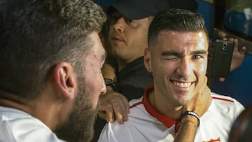 Jose Antonio Reyes, capit&aacute;n del Sevilla, felicitado por aficionados a su llegada