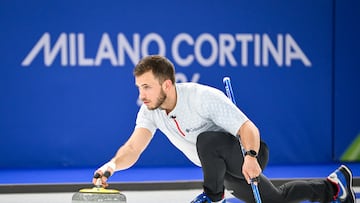 CORTINA D'AMPEZZO (Italy), 09/02/2026.- Korey Dropkin of the United States competes in the Mixed Doubles semi-final match of the Curling competition between Italy and USA, at the Milano Cortina 2026 Winter Olympic Games in Cortina d'Ampezzo, Italy, 09 February 2026. (Italia, Estados Unidos) EFE/EPA/JURE MAKOVEC