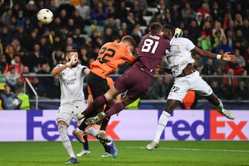 1-1. Antonio Rüdiger marca en el minuto 95 el tanto del empate. En la jugada, el central alemán sufre un corte en le frente tras chocar con el portero Anatoliy Trubi.