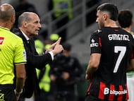 Milan (Italy), 24/10/2025.- AC Milan's head coach Massimiliano Allegri gives instructions to AC Milan's Santiago Gimenez during the Italian Seria A soccer match between AC Milan and Pisa SC, in Milan, Italy, 24 October 2025. (Italia) EFE/EPA/DANIEL DAL ZENNARO