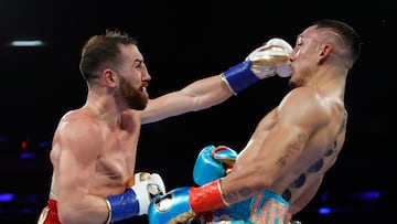 El boxeador español Sandor Martin golpea a Teofimo Lopez durante su combate en el Madison Square Garden de Nueva York.