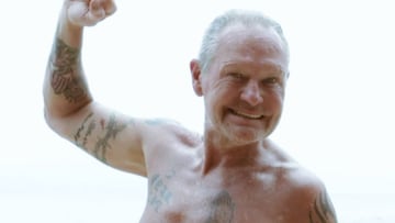 El exfutbolista Paul Gascoigne da la nota haciendo nudismo en el 'Supervivientes' italiano
