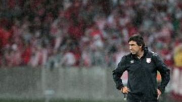 Después de la eliminación de Copa Libertadores, es incierto el futuro del técnico argentino en el banco de Santa Fe.