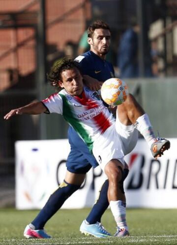 Renato Ramos (frente) de Palestino disputa el balón con Marco Torsiglieri (atrás) de Boca Juniors en el duelo por la primera fase de la Copa Libertadores 2015.