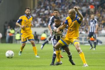 Intenso el partido entre Rayados y Tigres