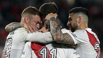 River Plate's Uruguayan midfielder Nicolas De La Cruz (C) celebrates with teammates after scoring a goal against Barracas Central during their Argentine Professional Football League tournament match at the Monumental stadium in Buenos Aires, on September 4, 2022. (Photo by Alejandro PAGNI / AFP)