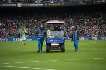 Pasada la media hora de juego, Gavi recibió un pelotazo en la cabeza trs un despeje de la defensa del Betis. El canterano blaugrna tuvo que ser atendido por la conmoción cerebral y fue trasladado en camilla, Su lugar en el campo lo ocupó Riqui Puig.