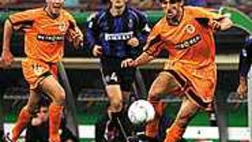 <B>ANGULO, SU SOCIO</B>. El tanto de Rufete fue tras una jugada de raza y calidad de Angulo, que le asistió.