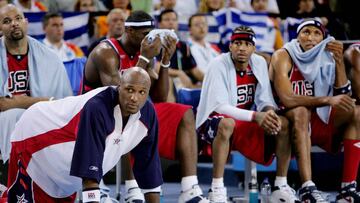 U.S. basketball players (L-R) Carlos Boozer, Lamar Odom, Lebron James, Allen Iverson and Stephon Marbury watch their teammates during action against Puerto Rico in the first half of their men&#039;s basketball game in the Athens 2004 Olympic Games August 15, 2004. REUTERS/Lucy Nicholson   
 15/08/04 JUEGOS OLIMPICOS ATENAS 2004 BALONCESTO ESTADOS UNIDOS EEUU USA - PUERTO RICO BANQUILLO USA
 PUBLICADA 16/08/04 NA MA22 4COL