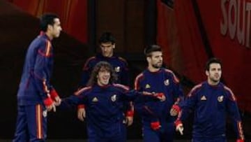 <b>SALIENDO AL SOCCER CITY. </b>Pedro, Puyol, Piqué, Cesc y Llorente, en el entrenamiento de ayer.