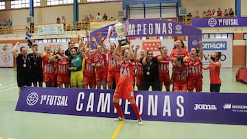 El Fusti Atlético Navalcarnero levantando el título.