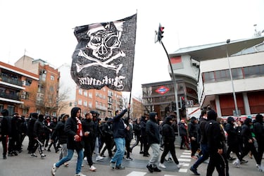 Seguidores rayistas protestan contra Presa, al que consideran responsable del mal estado del estadio.