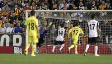 2-1. Giovani marca el primer tanto.