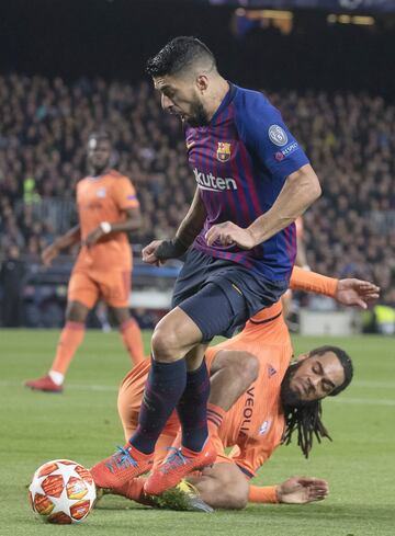 Con empate a cero, el jugador uruguayo cayó dentro del área tras una entrada del belga Denayer. El árbitro pitó penalti y el Barcelona se adelantó en el marcador.
