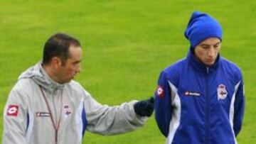 <b>CHARLA. </b>Oltra habló ayer con Guardado tras el entrenamiento para pedirle que se quede al derbi.