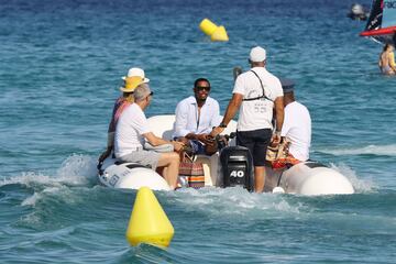 El exfutbolista camerunés disfruta junto a su familia de unos días de descanso en la Costa Azul francesa.
