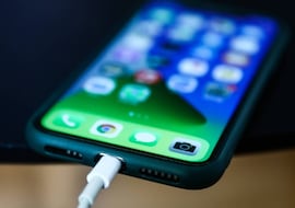 El error que muchos cometen al cargar el móvil y que le quita años de vida