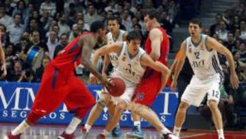 El alero del Real Madrid Carlos Su&aacute;rez (c)  y su compa&ntilde;ero, Nikola Mirotic, ante el p&iacute;vot del CSKA Mosc&uacute; Sasha Kaun (2d), durante el partido correspondiente &#039;Top 16&#039; de la Euroliga de baloncesto que disputan  hoy en el Palacio de los Deportes de la capital. 