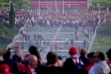 Caluroso recibimiento de los aficionados colchoneros al autobús rojiblanco en los aledaños del estadio Cívitas Metropolitano.