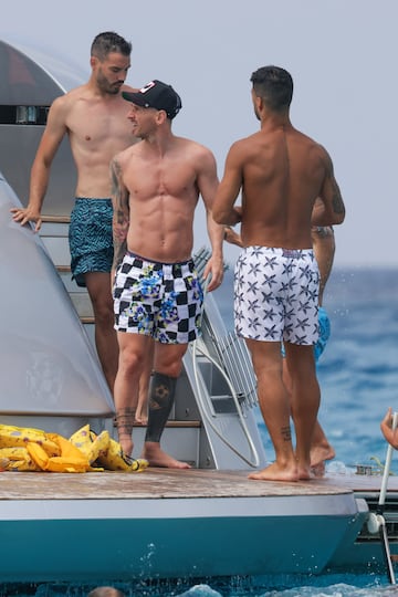 Leo Messi, Luis Su¨¢rez y Cesc F¨¢bregas han disfrutado de un d¨ªa en barco por la costa de Ibiza. Los tres jugadores se encuentran de vacaciones antes de la vuelta al trabajo.