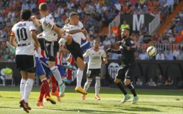 Otamendi marca el 3-0.