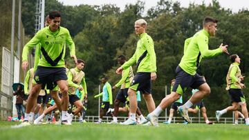 SAN SEBASTIÁN, 02/10/2024.- Orri Oskarsson (c), Ander Barrenetxea (d) y Nayef Aguerd (i) calientan durante el entrenamiento que la Real Sociedad ha celebrado este miércoles en San Sebastián, previo al partido que disputará el próximo jueves en el estadio de Anoeta contra el Anderlecht belga, correspondiente a la fase de grupos de la UEFA Europa League. EFE/Javi Colmenero
