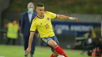 Rafael Santos Borré en un partido de la Selección Colombia