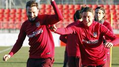 Gim&eacute;nez y Sa&uacute;l, durante el entrenamiento del Atl&eacute;tico.