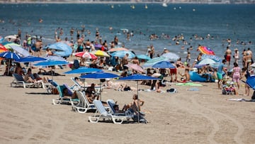 Bañistas disfrutan en la Playa de la Malvarrosa, a 12 de agosto de 2022, en Valencia, Comunidad Valenciana (España). Una DANA establecida en la Península Ibérica está provocando aumento de temperaturas en la parte este del país. Para hoy  la Aemet ha activado la alerta naranja en Valencia por riesgo importante debido al calor en todo el sur de la provincia, mientras que en el norte estará en vigor la alerta amarilla. La peor situación se dará entre la una de la tarde y las nueve de la noche, horas en las que más calor se espera. En todo el territorio se espera que el mercurio no baje prácticamente de los 38 ºC a la sombra.
12 AGOSTO 2022;PLAYA;VALENCIA;CALOR;OLA DE CALOR
Rober Solsona / Europa Press
12/08/2022