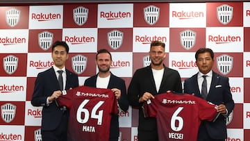 Mata, junto a Vecsei, en su presentación con el Vissel Kobe.