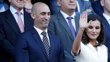 La reina Letizia junto al presidente de la Junta de Andalucía, Juanma Moreno (d), y el presidente de la Federación de Fútbol Española, Luis Rubiales (i), saluda a su llegada al estadio Nuevo Los Cármenes de Granada, para