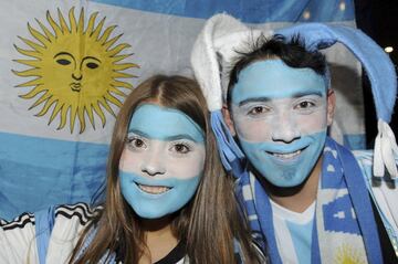 Seguidores argentinos con la cara pintada con la bandera de su país.