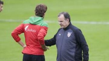 <b>COMPLICIDAD. </b>Bielsa extiende su mano al goleador, que también corresponde con un gesto.