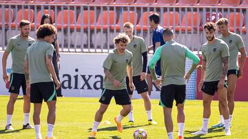 El delantero galo del Atlético de Madrid Antoine Griezmann rodeado de compañeros mientras entrena junto al resto del equipo este lunes en el complejo deportivo del equipo en Majadahonda, Madrid, en la víspera de su partido de vuelta de los cuartos de final de la Liga de Campeones de la UEFA contra el Dortmund.