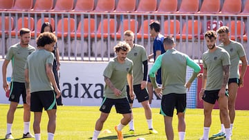 El delantero galo del Atlético de Madrid Antoine Griezmann rodeado de compañeros mientras entrena junto al resto del equipo este lunes en el complejo deportivo del equipo en Majadahonda.