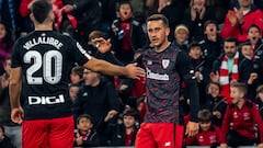 BILBAO, 11/12/2022.- El delantero del Athletic Club de Bilbao Álex Berenguer (d) celebra con su compañero Asier Villalibre tras marcar el 1-0 partido amistoso que Athletic Club Bilbao y Club Deportivo Guadalajara disputan este domingo en el estadio de San Mamés, en Bilbao. EFE/ Javier Zorrilla
